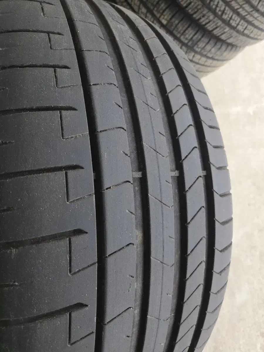 255/35R21 285/30R21 피렐리 2개