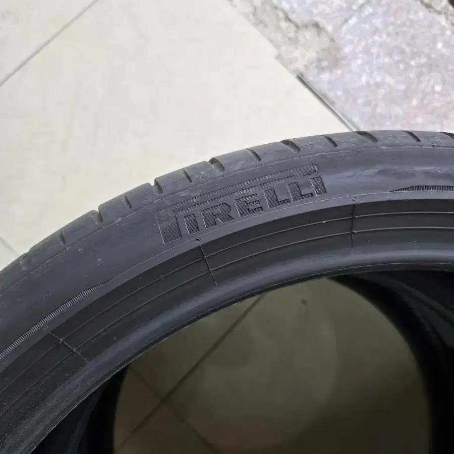 255/35R21 285/30R21 피렐리 2개