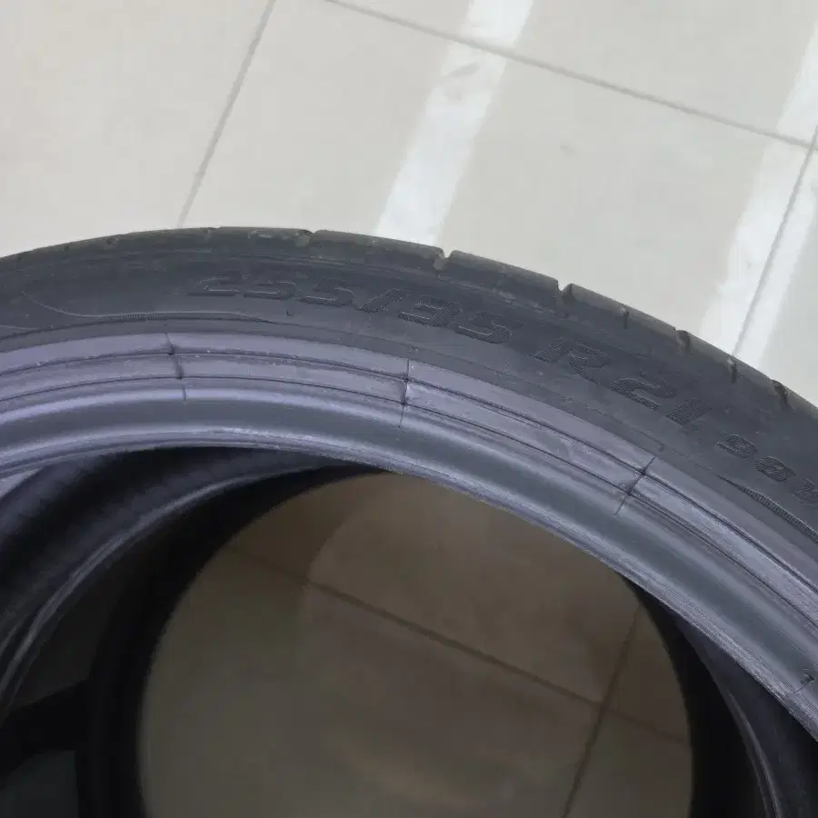 255/35R21 285/30R21 피렐리 2개