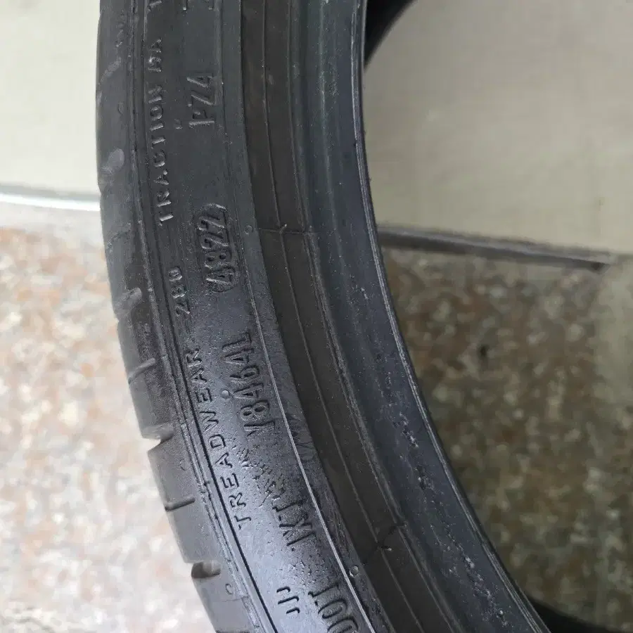 255/35R21 285/30R21 피렐리 2개