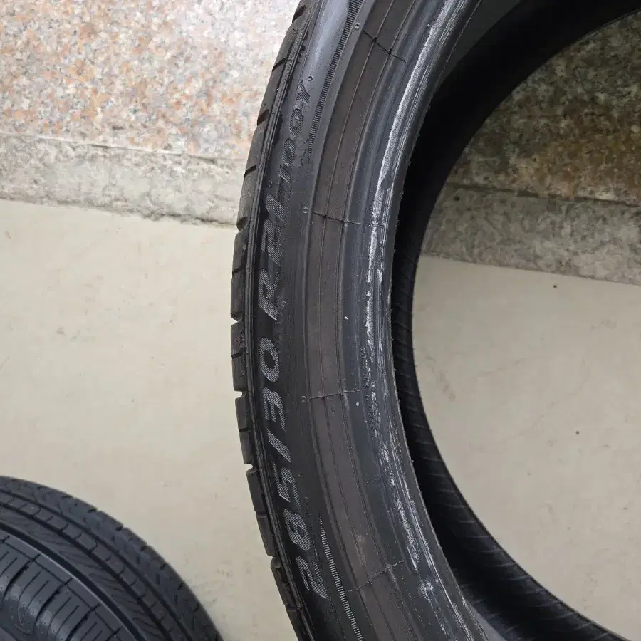 255/35R21 285/30R21 피렐리 2개