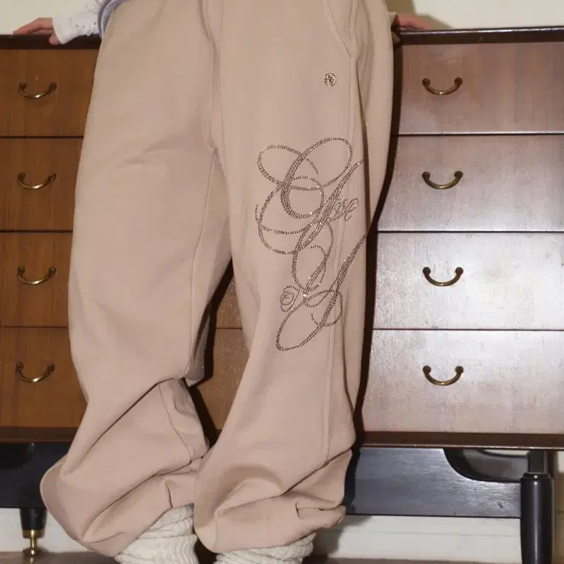 김미더영 _LOGO HOTFIX SWEATPANTS / SAND