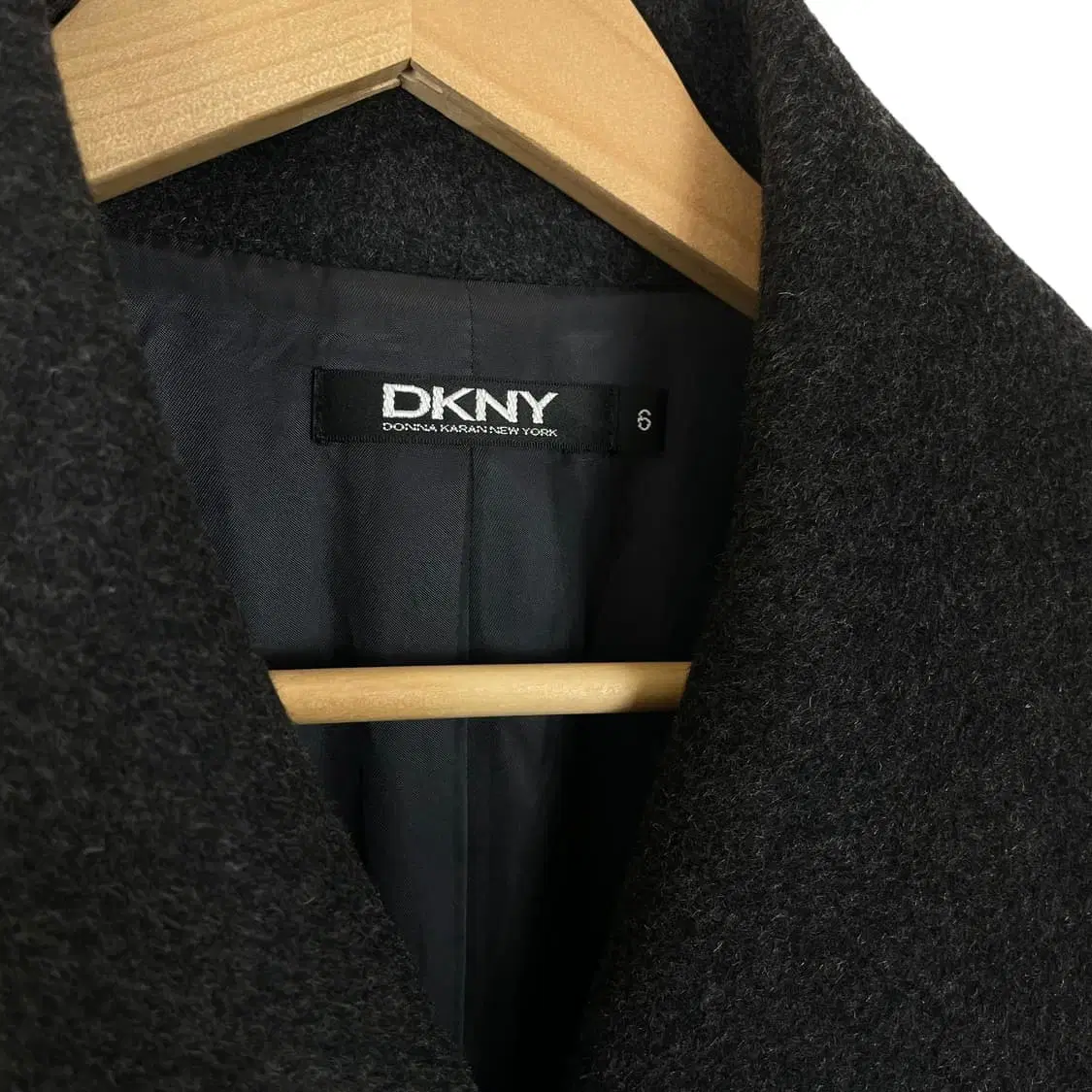 DKNY 그레이 숄카라 히든버튼 울 미디코트