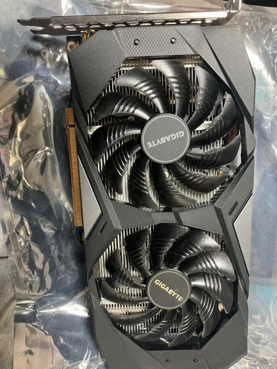 기가바이트 rx5600xt (2060급)