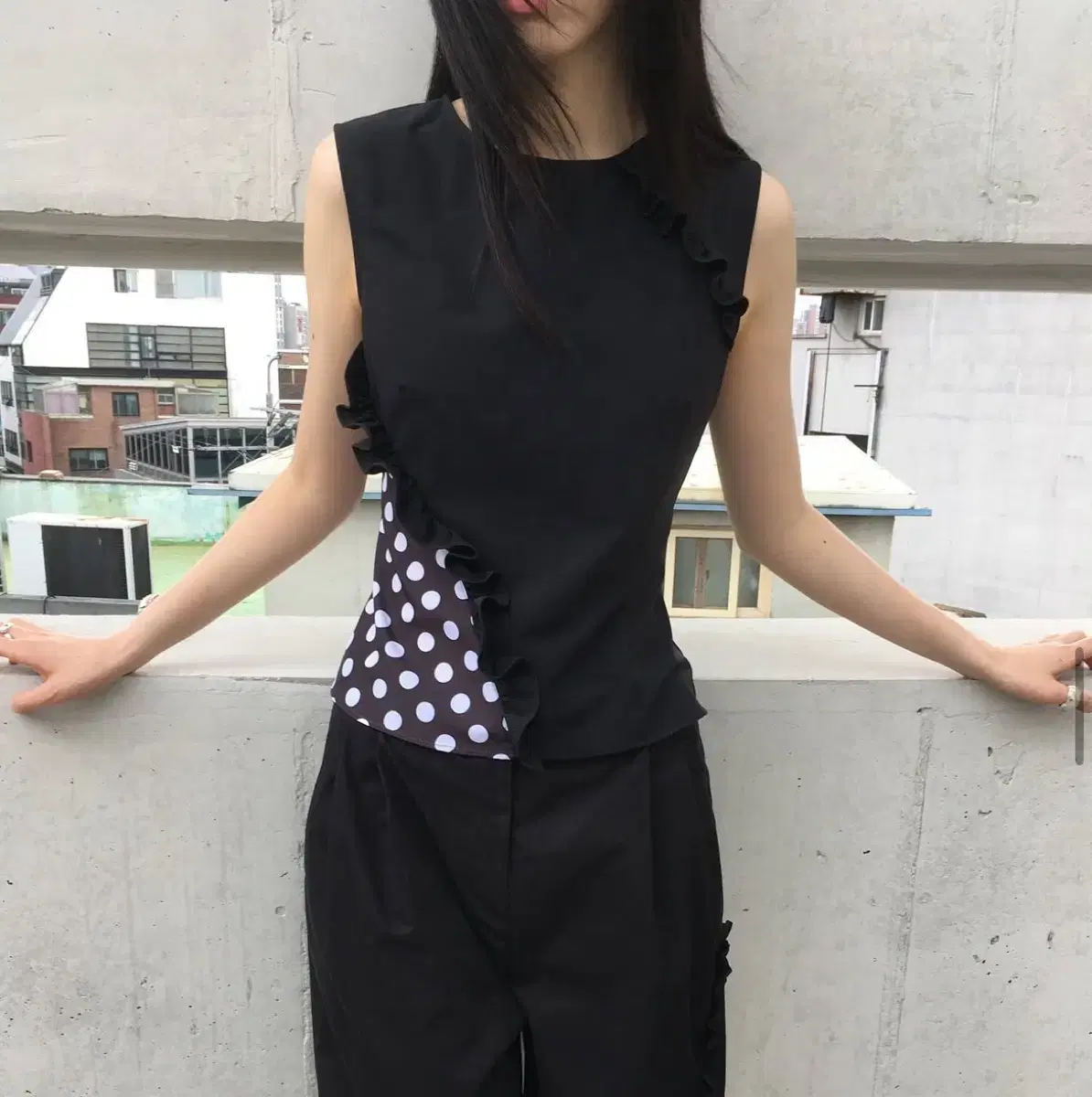 바하윤 DOT RUFFLE SLEEVELESS 도트 슬리브리스