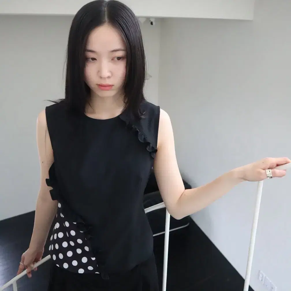 바하윤 DOT RUFFLE SLEEVELESS 도트 슬리브리스