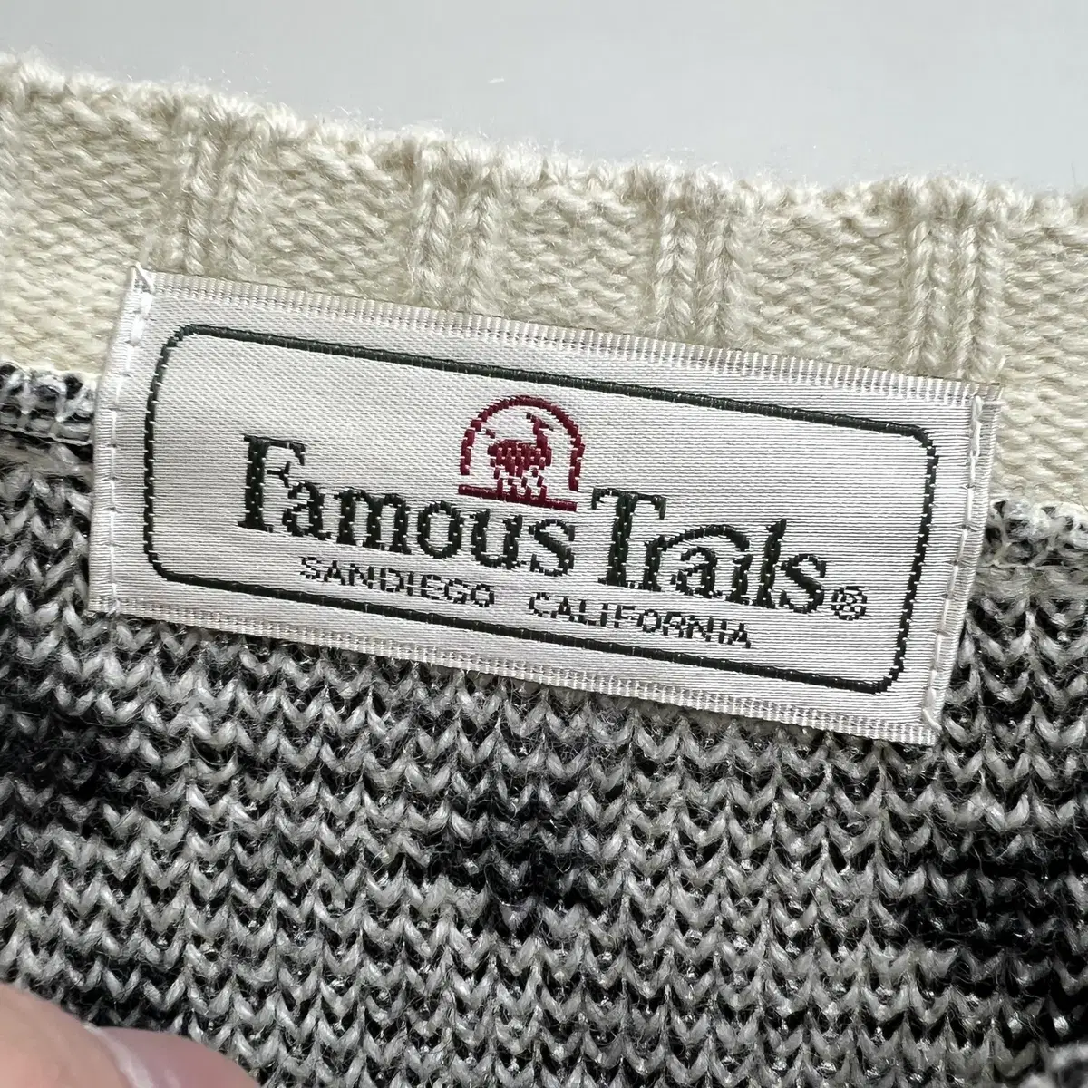 FAMOUS TRAIL 스웨터