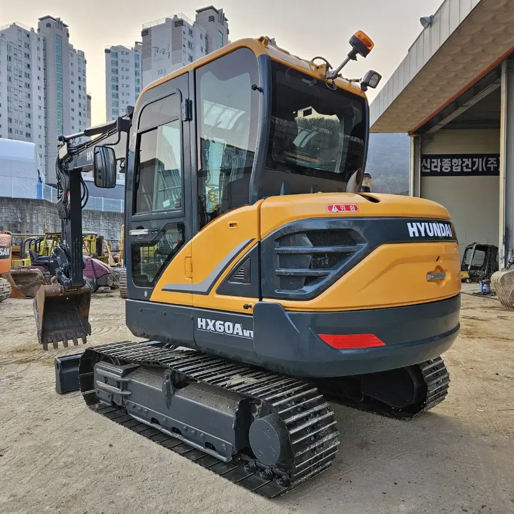 현대 HX60AMT 2020년식 신품트랙 회라 발판전환 02 중고굴삭기