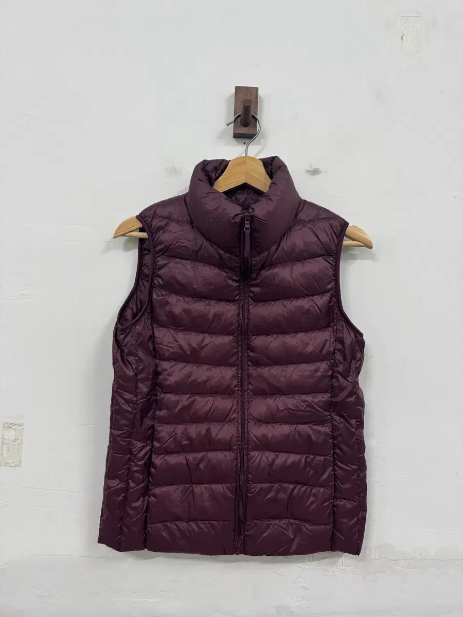 (M) UNIQLO Women's Ultra Light Down Lightweight Padded Vest