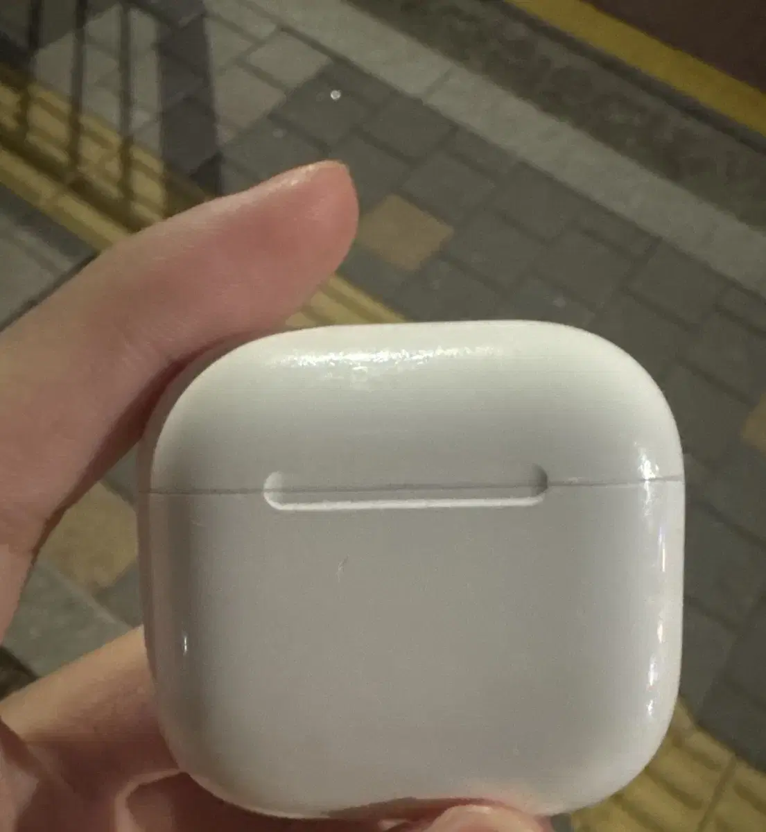 AirPods 4th generation No-Cancelling x Slightly noticeable in use Normal operation O Box included