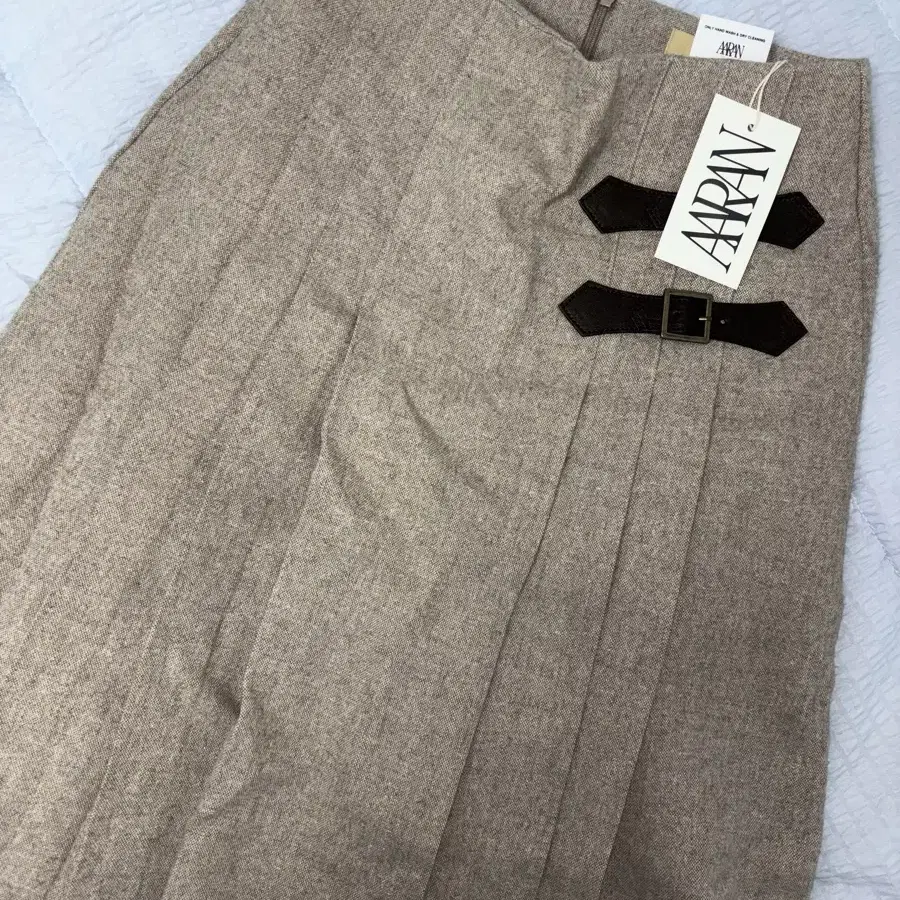 어랜 belt buckle pleats skirt_beige