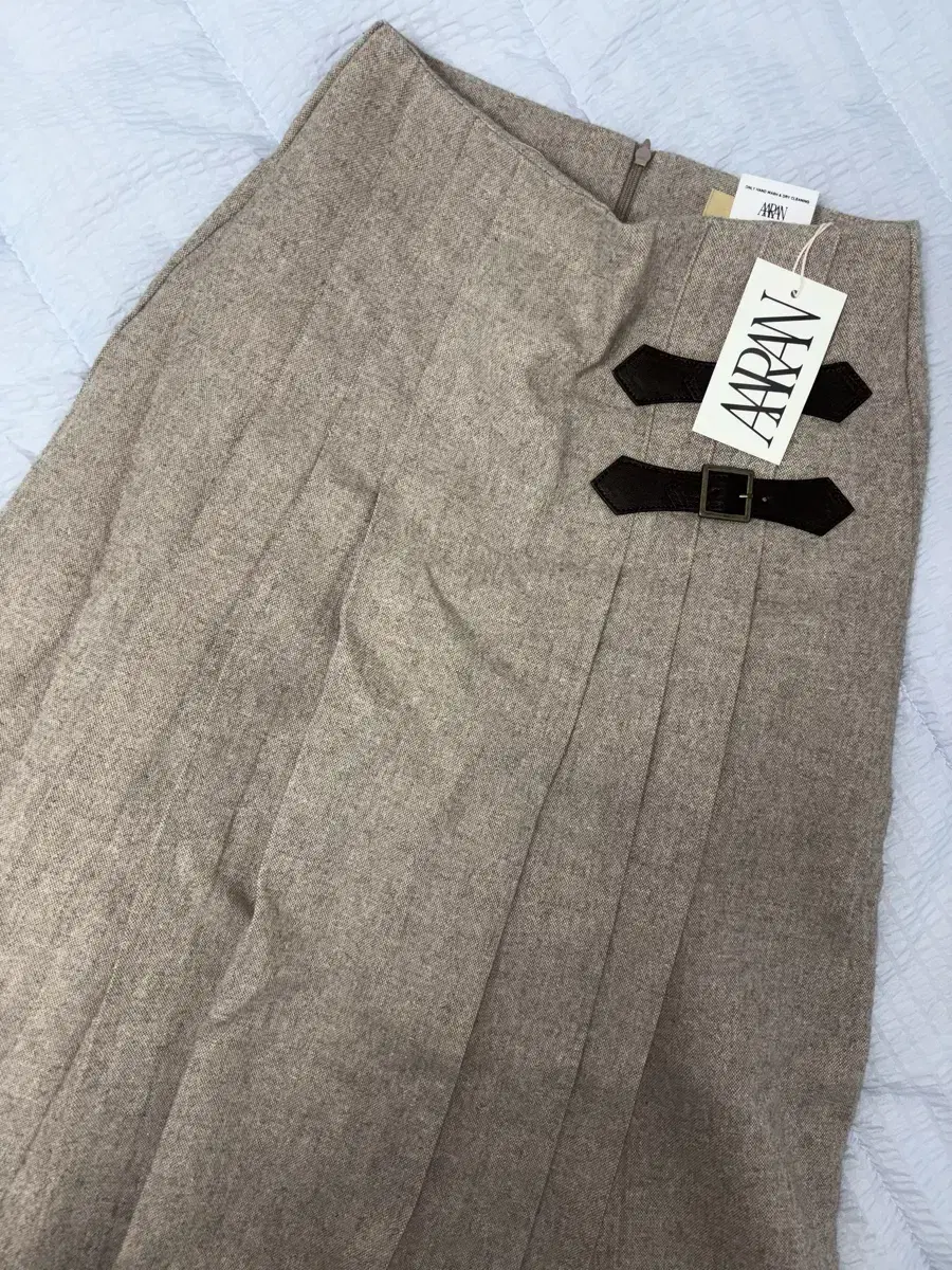 어랜 belt buckle pleats skirt_beige