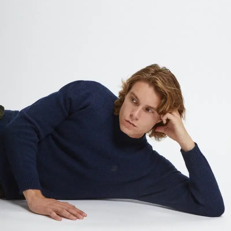 바라쿠타 soft wool navy crew neck