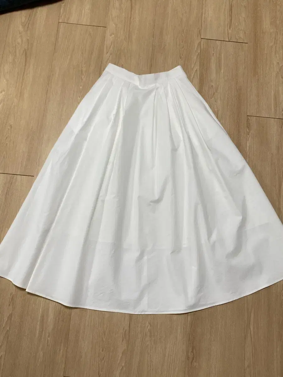 Letter pleats skirt (white)