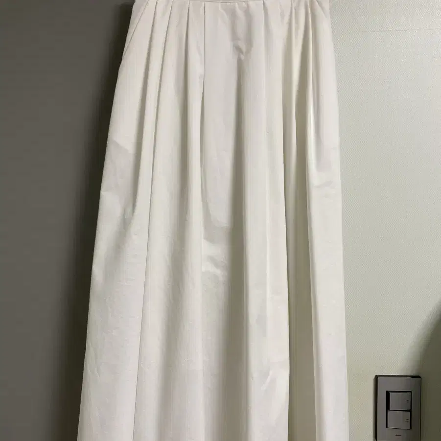 리엘 Letter pleats skirt (white)