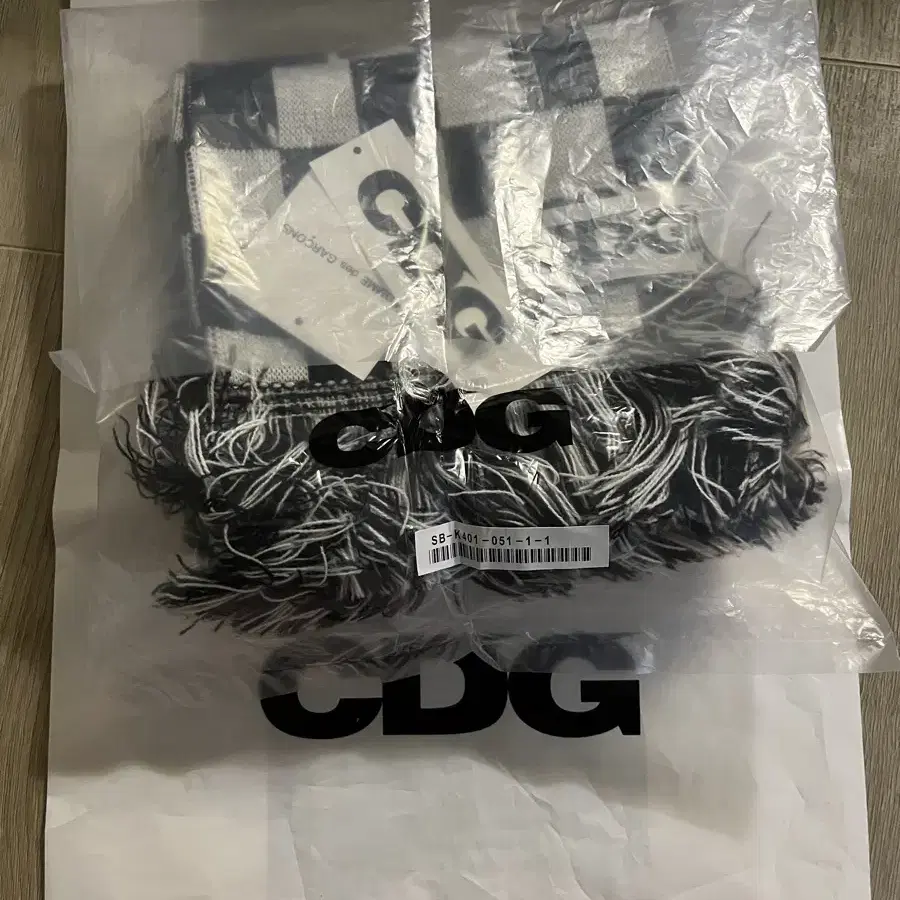 꼼데가르송 CDG 로고 체크 스카프 화이트 블랙