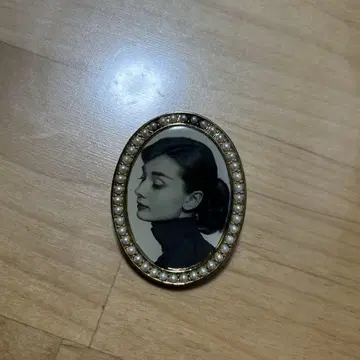 앤티크 브로치 오드리 햅번