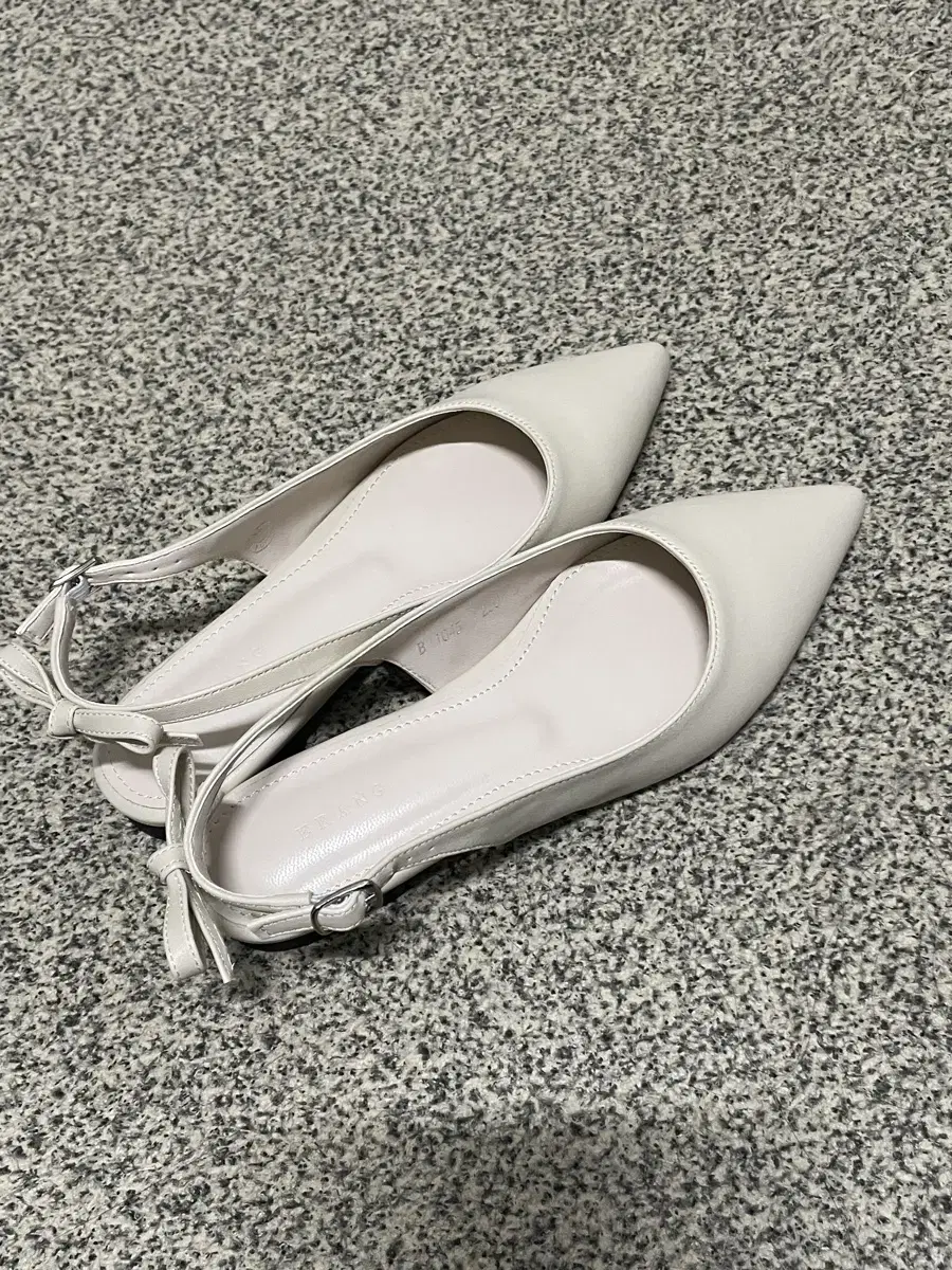 Women's shoes) Stiletto flat shoes ivory