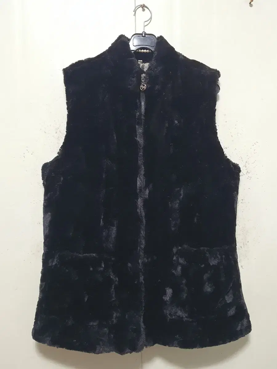 N4734 Feather-like faux fur vest. Quilted. Fur vest. Fur jacket.