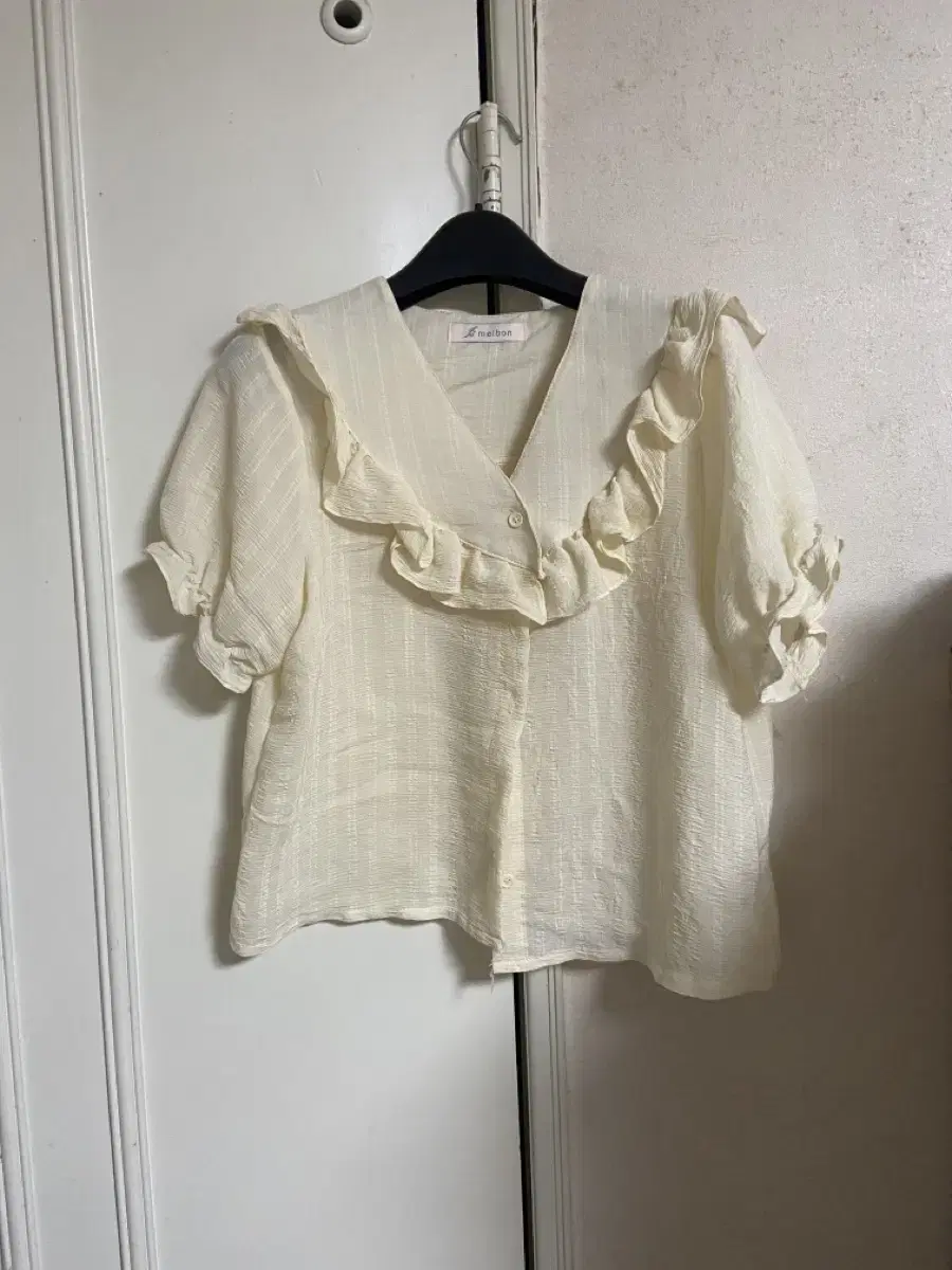 Frill puff blouses