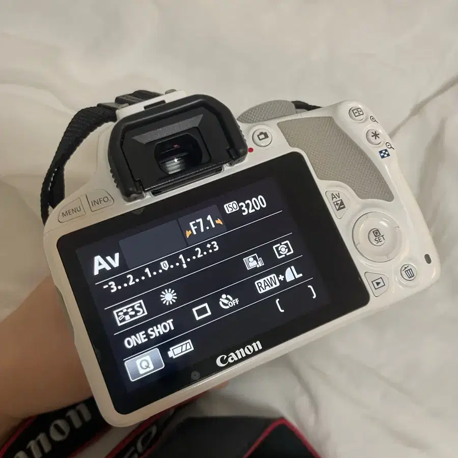 캐논 EOS 100D ds126441 화이트 판매합니다