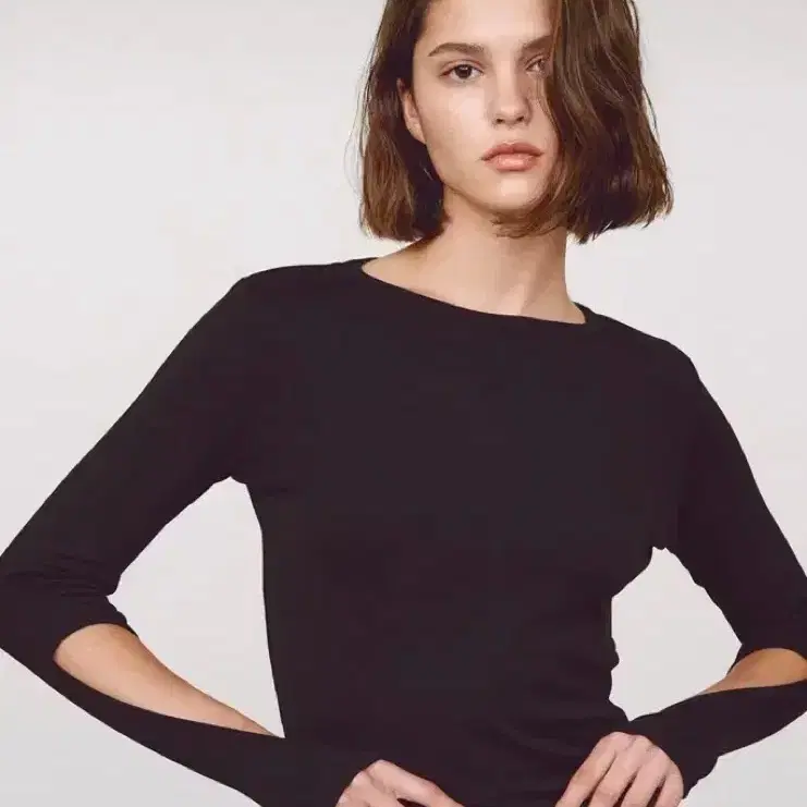 민아송 ESSENTIAL CUT OUT SLEEVE TOP - BLACK