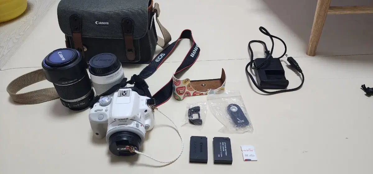 캐논 EOS 100D 화이트 카메라 렌즈 3개포함 45만원