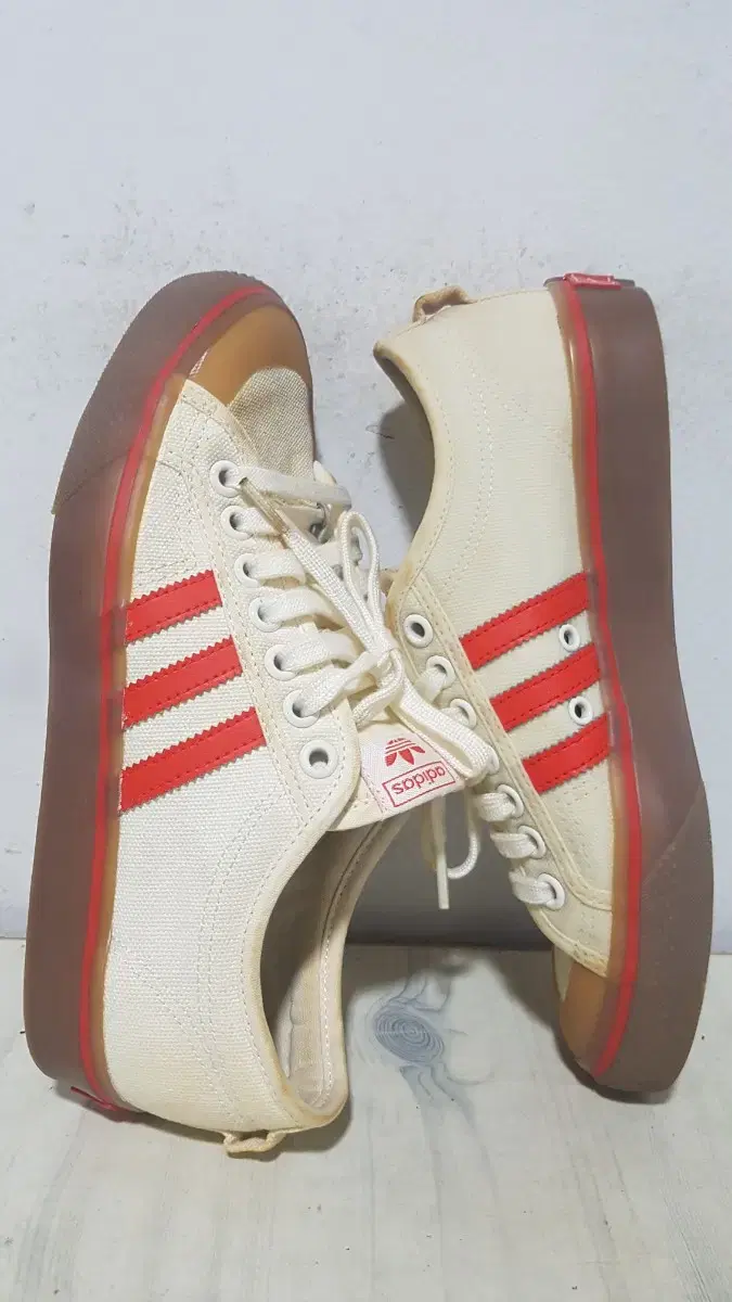 택포 250 size ADIDAS Nizza 오프화이트 코어레드 스니커즈