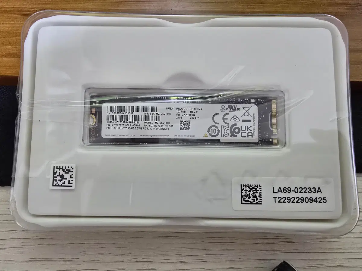 Samsung Electronics PM9A1 M.2 NVMe SSD (1TB)