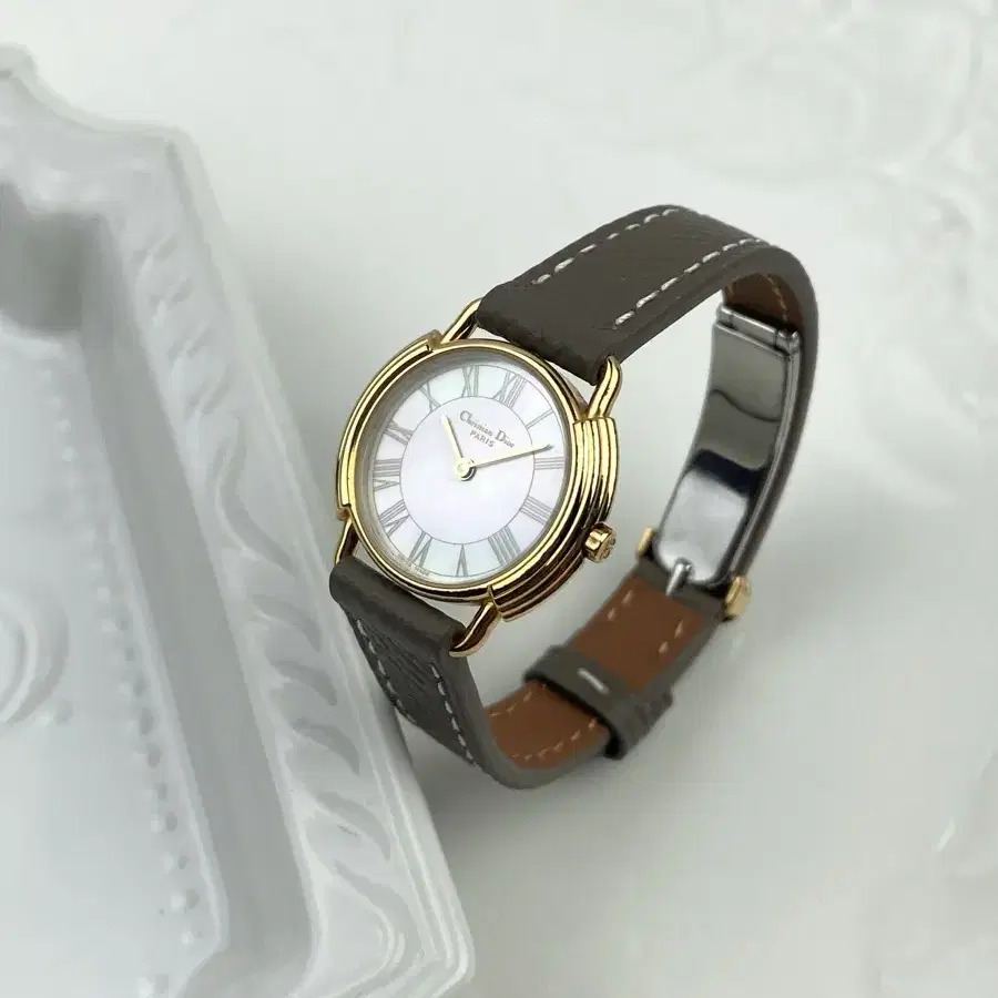 (CD buckle) DIOR round face watch