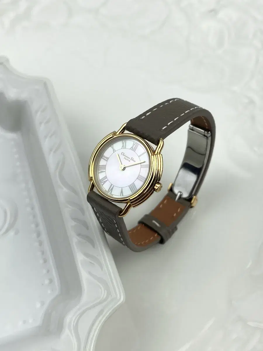 (CD buckle) DIOR round face watch