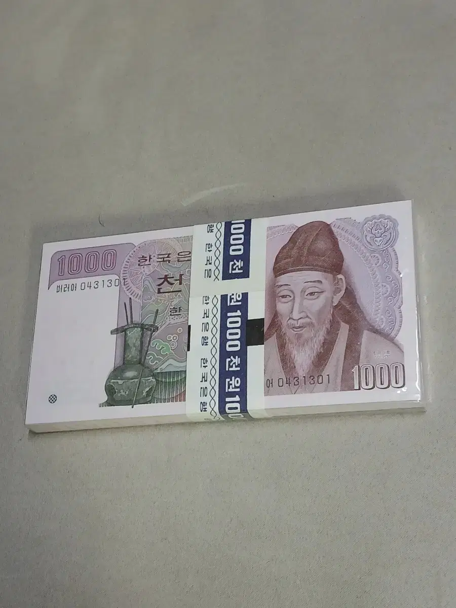 Old money, 2nd edition of the special issue of the 10,000 won note, bundles