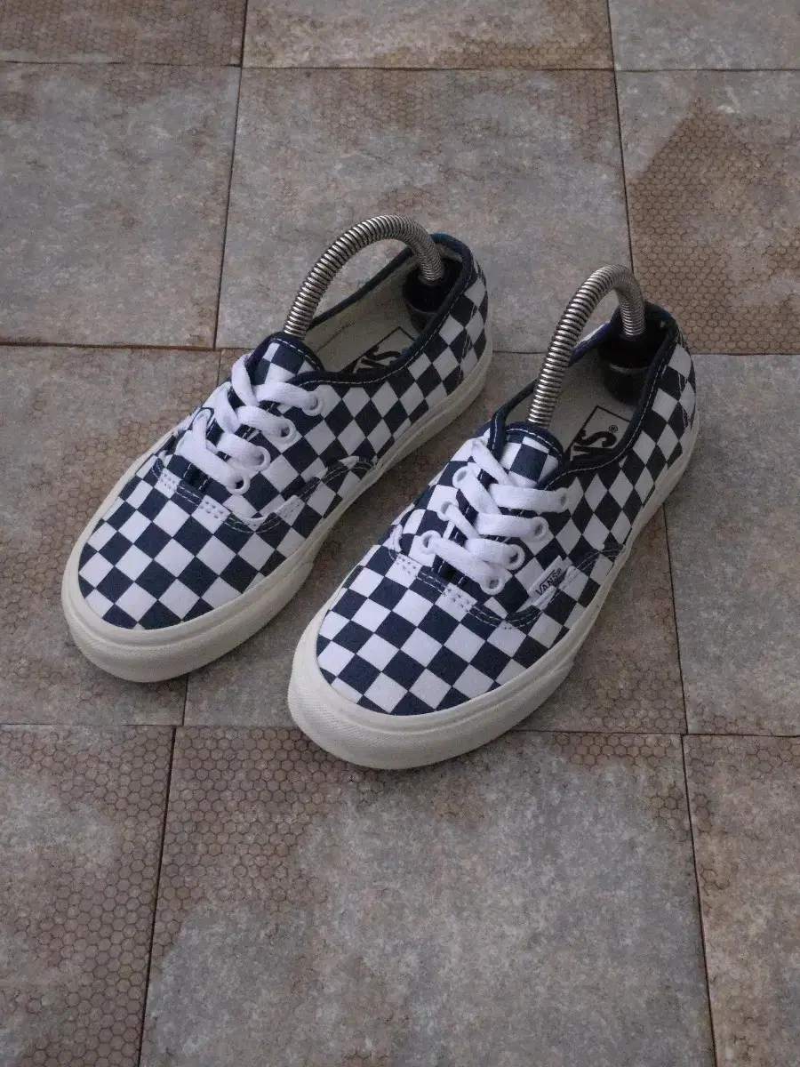 (220) Vahns Authentic Checkerboard Sneakers