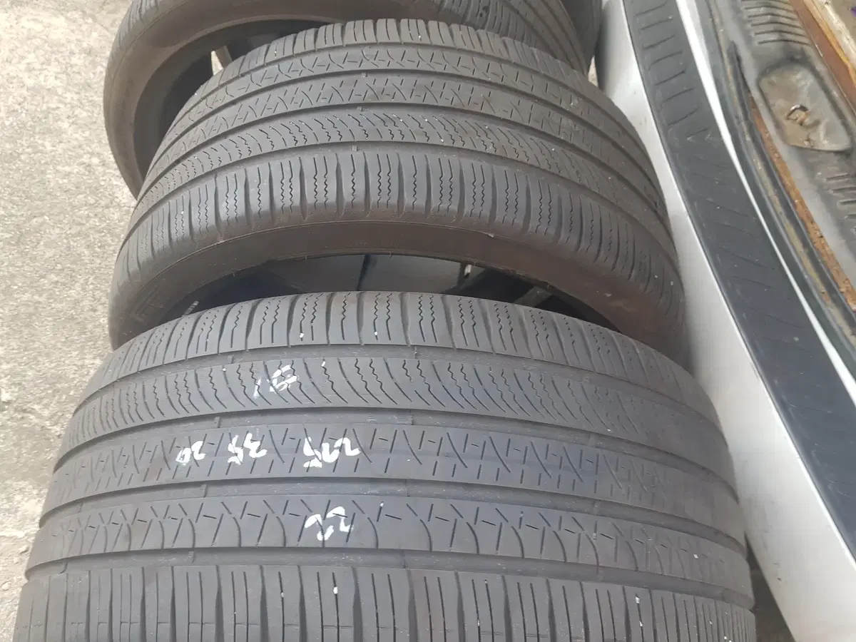 245 40 20 2 Pairs 275 35 20 2 Pairs Pirelli Used Tires for This Season