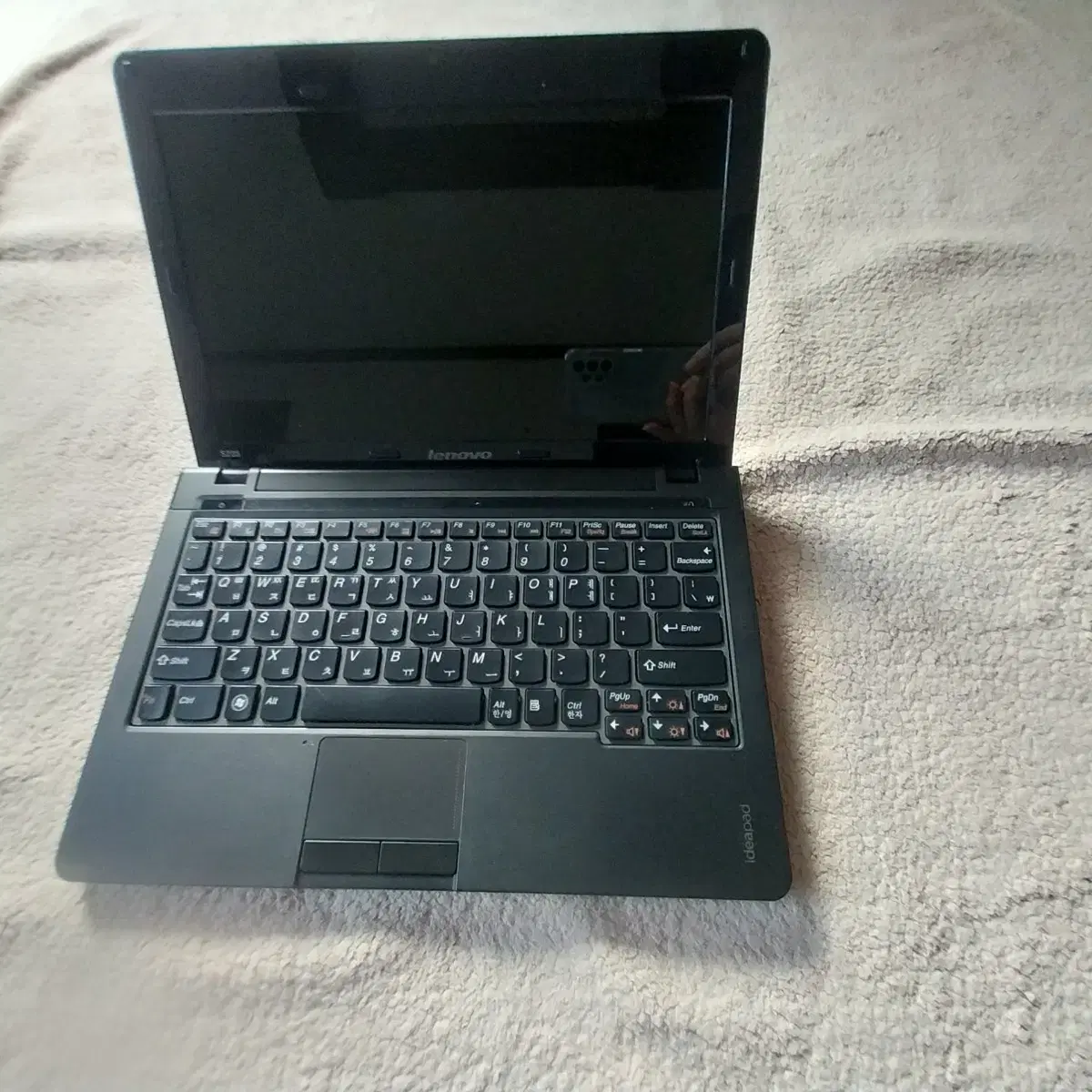 I'm selling a Lenovo S205 laptop that keeps turning on and off and doesn't display a screen.