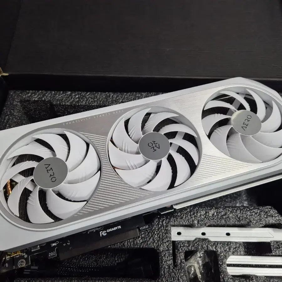 기가바이트 4070TI AERO V1 팝니다