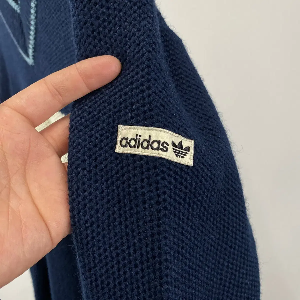 빈티지 ADIDAS 로고 디테일 브이넥 니트