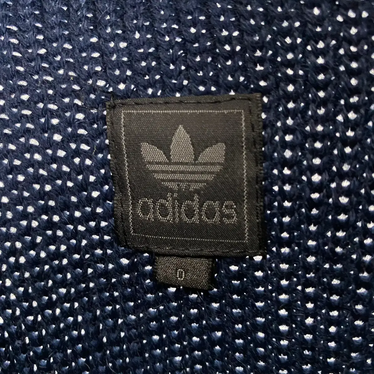 빈티지 ADIDAS 로고 디테일 브이넥 니트