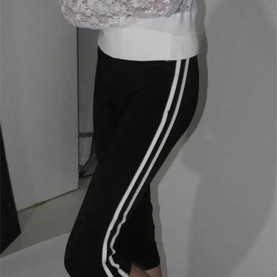 [구해요] 파르티멘토 SIDE STRIPE POINTED LEGGINGS