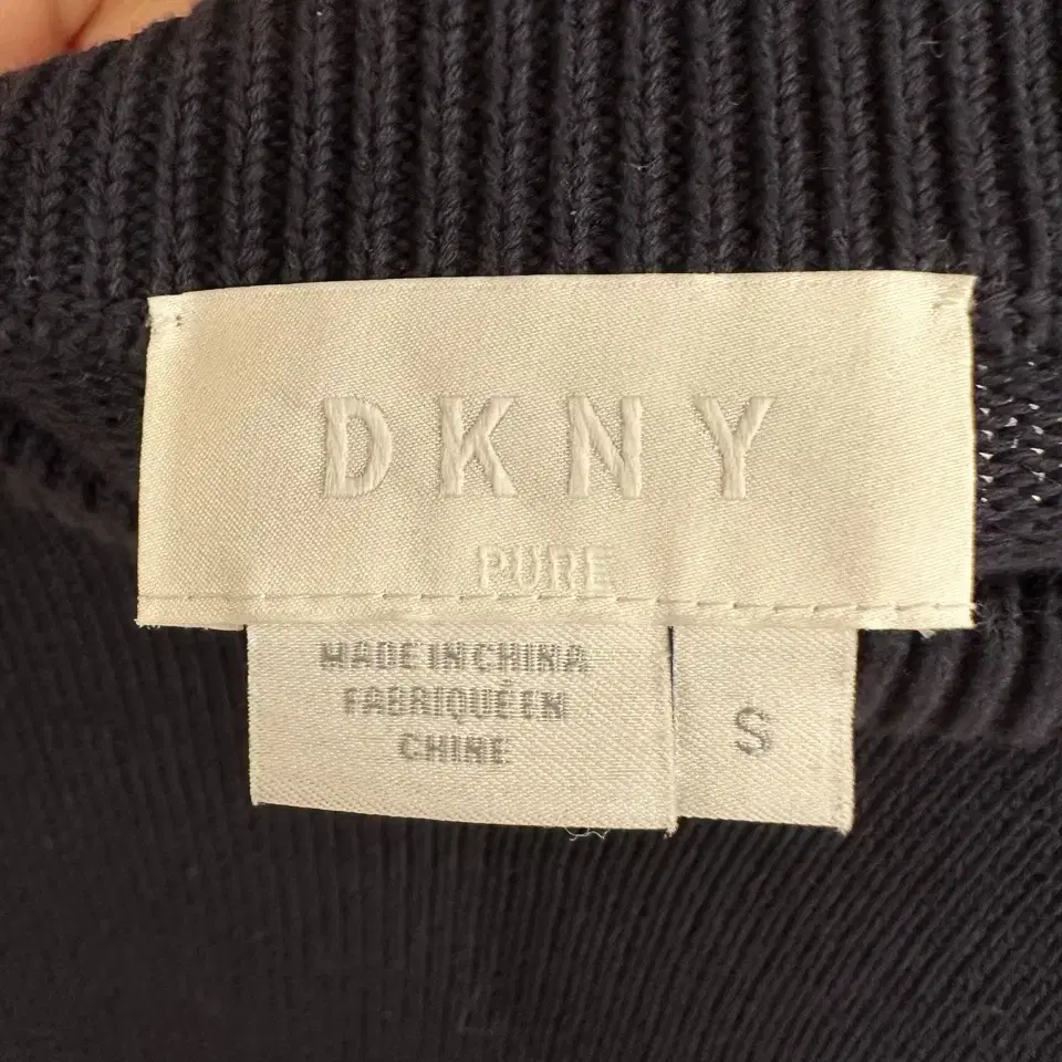 dkny 네이비 크롭 코튼 니트