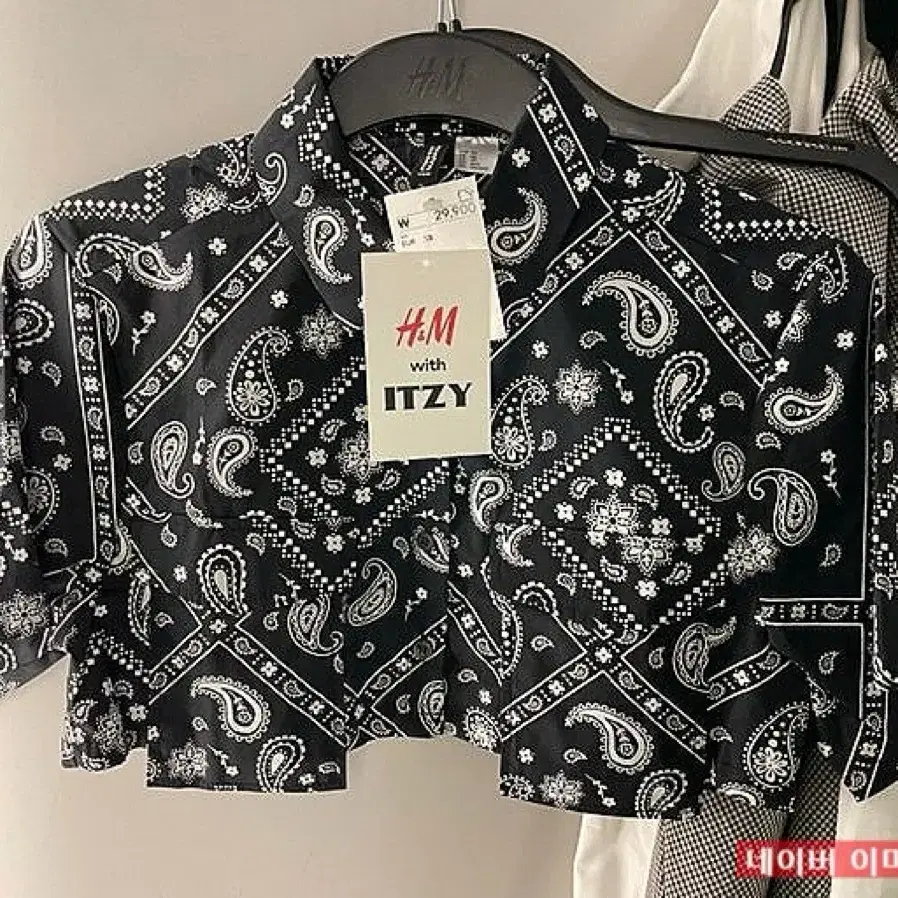 H&M 있지 콜라보 페이즐리 크롭셔츠