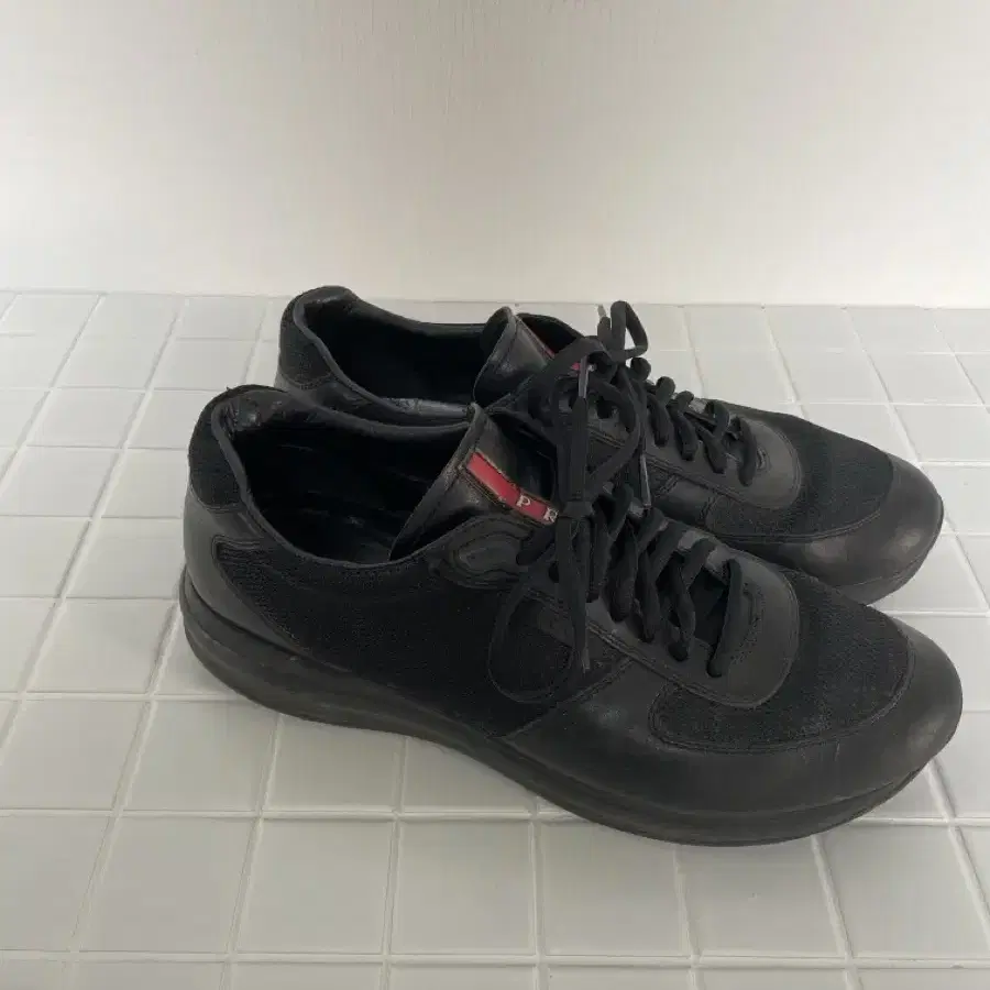 Prada Black Leather Shoes us9 (270)