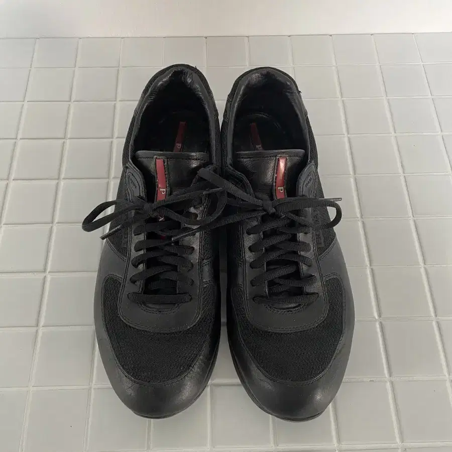 Prada Black Leather Shoes us9 (270)