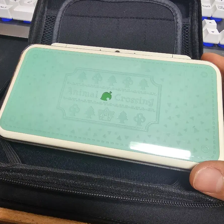 닌텐도 new 2ds xl 동물의 숲 에디션 + 파우치 + 충전기 팝니다