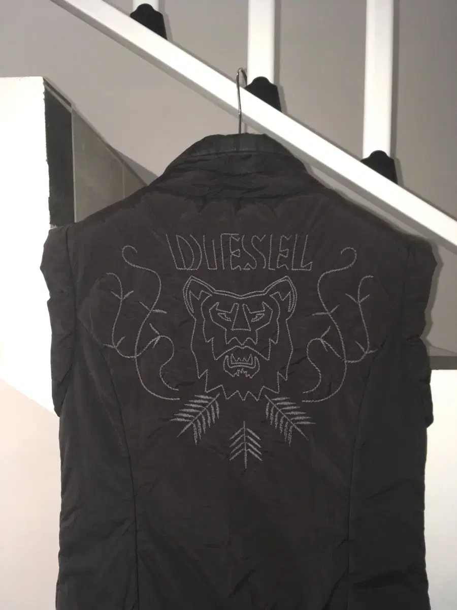 Diesel 디젤 자수 다운 베스트