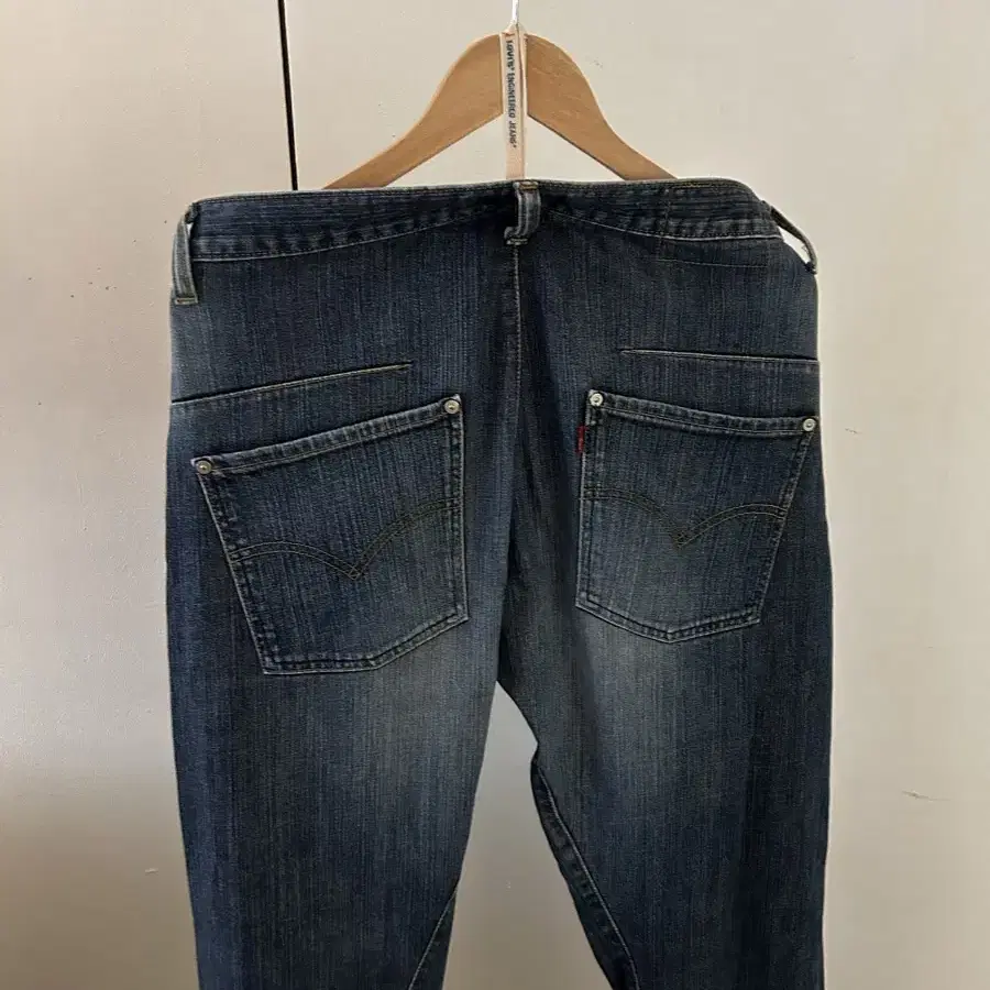 LEVIS ENGINEERED JEANS 32