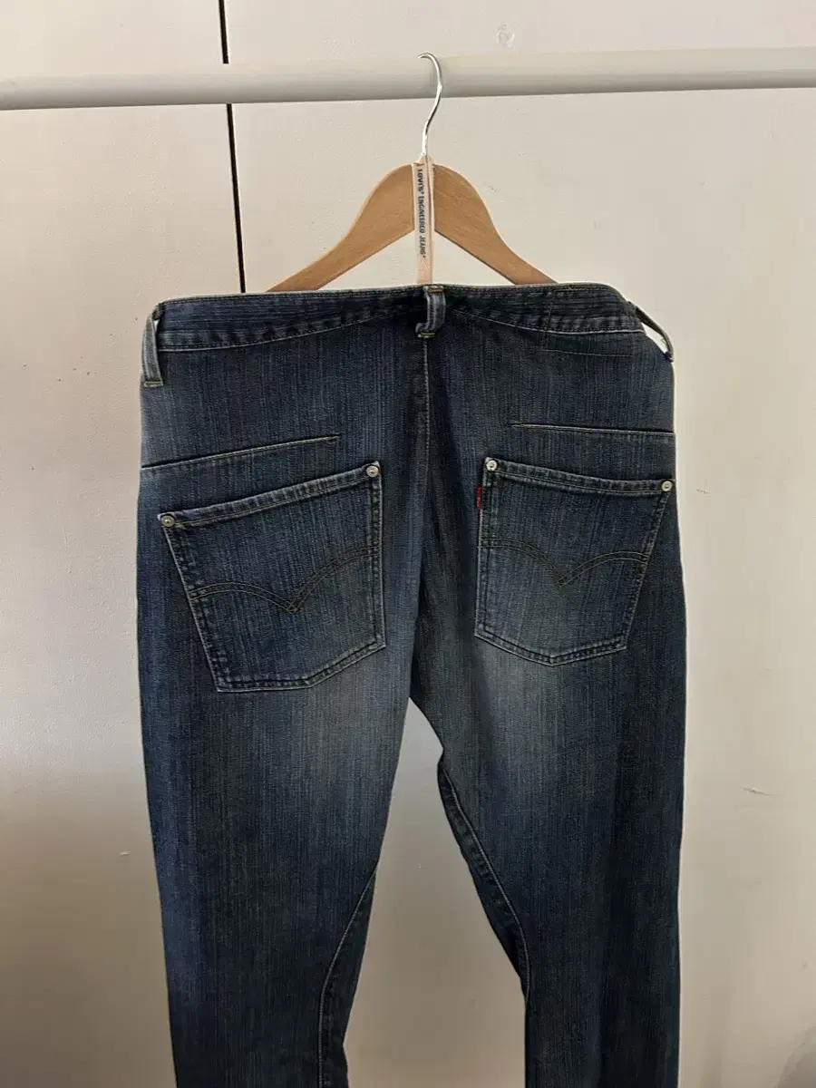 LEVIS ENGINEERED JEANS 32