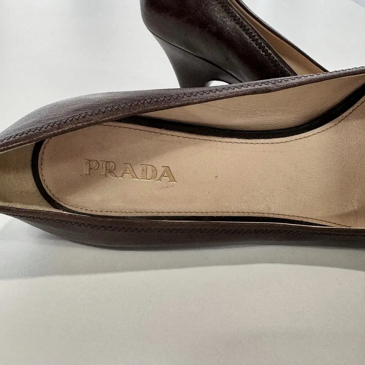 프라다 PRADA 로고 리본 펌프스 힐