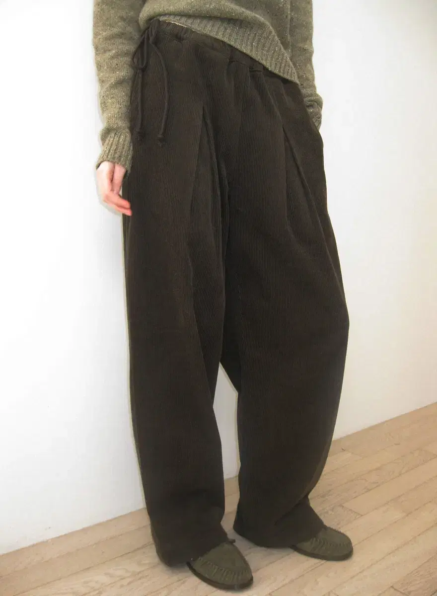 스무스무드 Coprin Corduroy Pants Khaki Brown