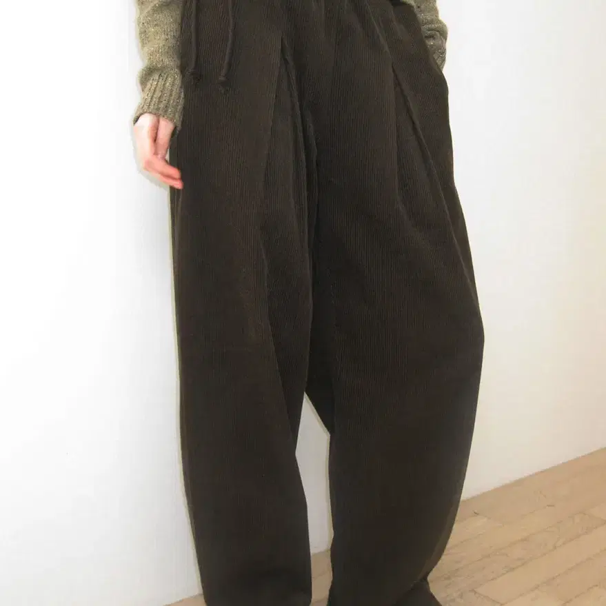 스무스무드 Coprin Corduroy Pants Khaki Brown